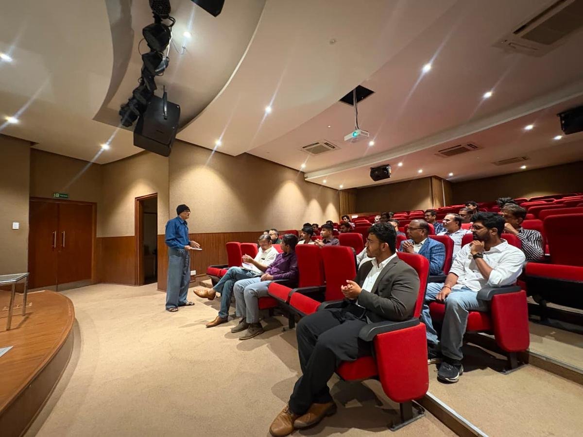 Speaker addressing manufacturers in the auditorium at a Manufacturers Network – Pune meetup